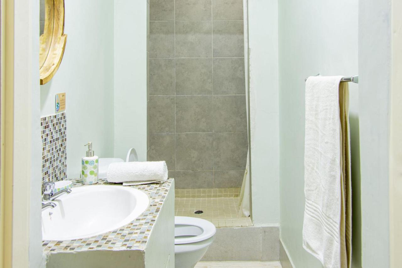 The Leslie Executive Hotel Блантайър Екстериор снимка