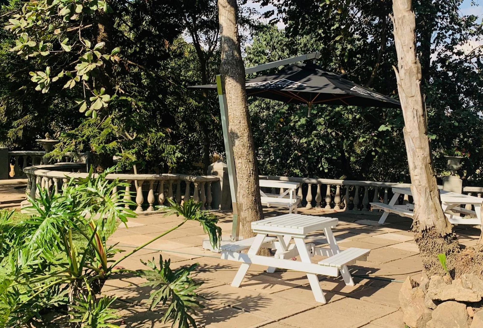 The Leslie Executive Hotel Блантайър Екстериор снимка